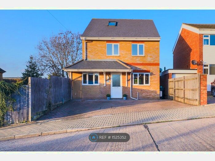 4 Bedroom Detached House To Rent In Windsor Drive, Orpington, BR6