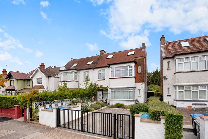 2 Bedroom Flat For Sale In Chatsworth Road, London, NW2