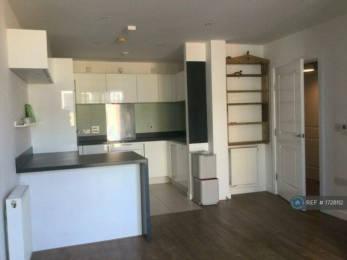 2 Bedroom Flat To Rent In Graciosa Court, London, E1