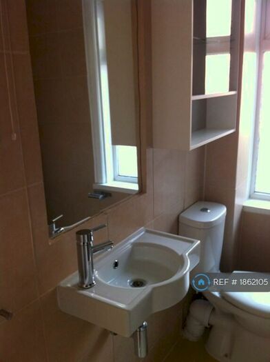 Studio To Rent In Merton House, London, NW4