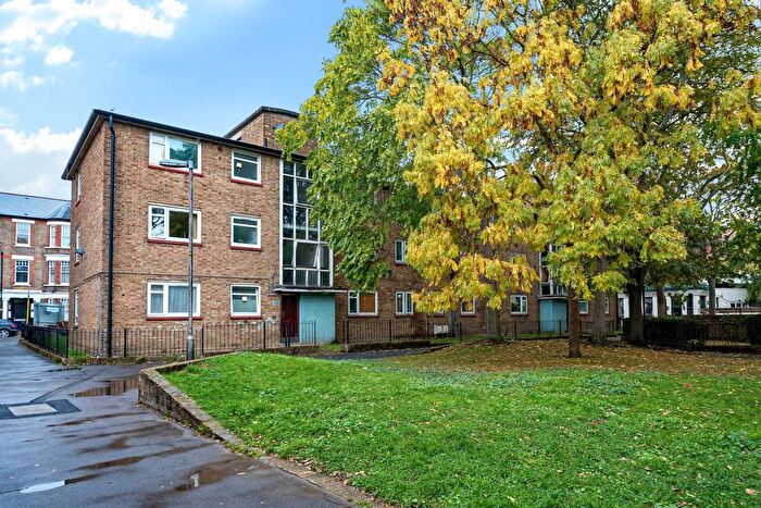 3 Bedroom Flat For Sale In Stonhouse Street, Clapham, London, SW4