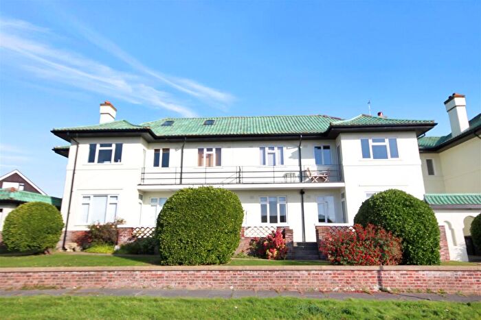 2 Bedroom Flat To Rent In Chichester Close, Saltdean, Brighton, BN2