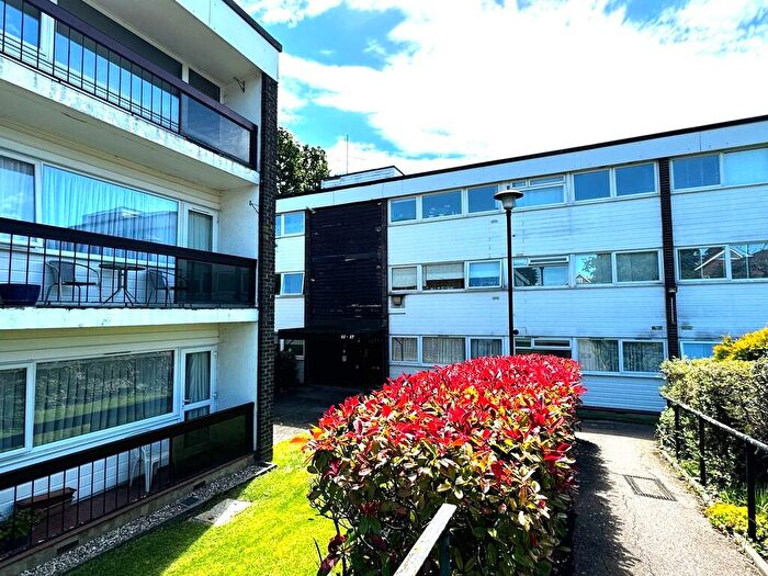 2 Bedroom Flat To Rent In St. Winifreds Close, Chigwell, IG7