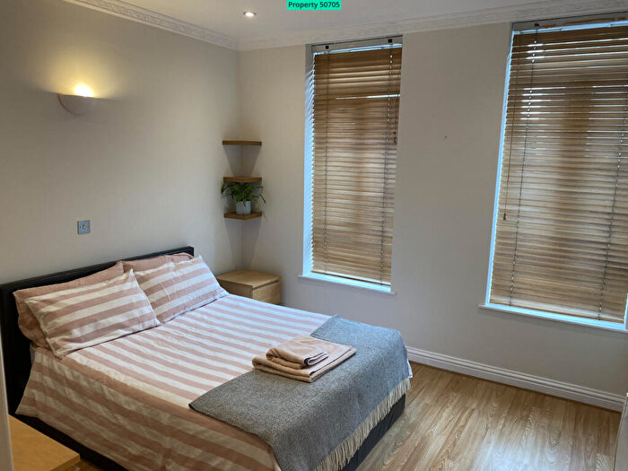 2 Bedroom Flat To Rent In Flat, Mossbury Road, London, SW11