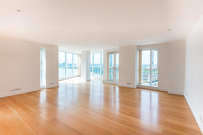 3 Bedroom Apartment To Rent In Canary Wharf, E14