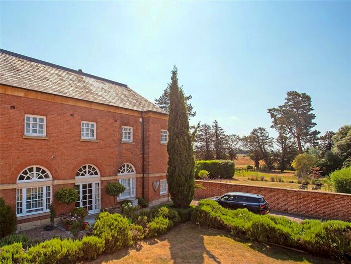 4 Bedroom End Of Terrace House For Sale In Dunstall Court, Croome D'abitot, Severn Stoke, Worcester, WR8