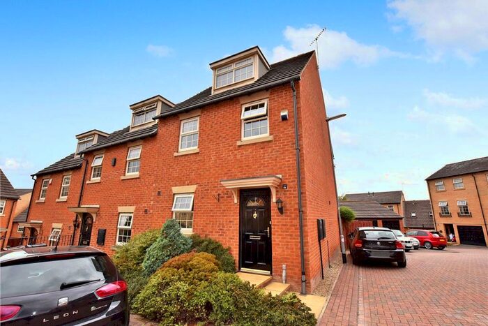 3 Bedroom Town House To Rent In Mozart Way, Churwell, Morley, Leeds, LS27