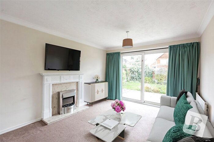 3 Bedroom Link Detached House For Sale In Broad Oaks, Wickford, Essex, SS12