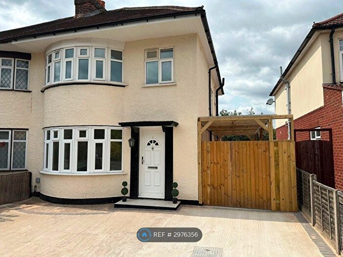 3 Bedroom Semi-Detached House To Rent In Tuns Lane, Slough, SL1