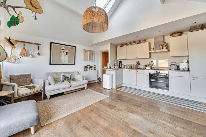 2 Bedroom Apartment For Sale In East Street, Thame, OX9