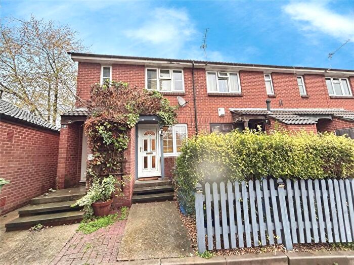 2 Bedroom Maisonette For Sale In Lavender Road, London, SE16