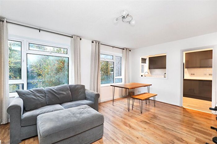 2 Bedroom Flat To Rent In Upper Richmond Road, Putney, London, SW15