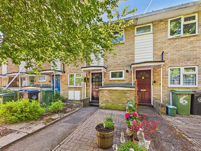 1 Bedroom Maisonette For Sale In Trenchard Close, Hersham, Walton-On-Thames, KT12