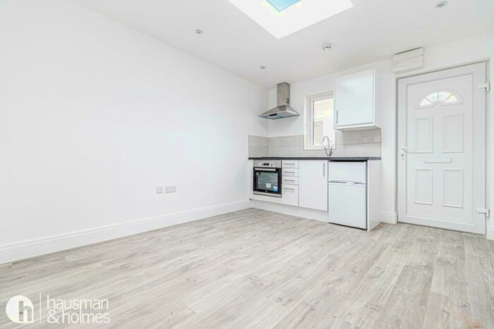 Flat To Rent In Church Road, Hendon, NW4