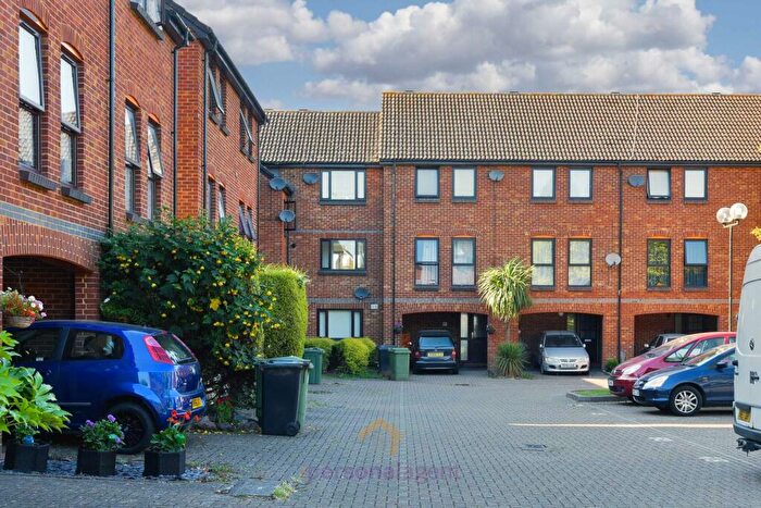 Studio To Rent In Farriers Road, Epsom, KT17