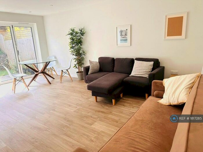 4 Bedroom Semi-Detached House To Rent In Cleeve Mews, Bristol, BS16