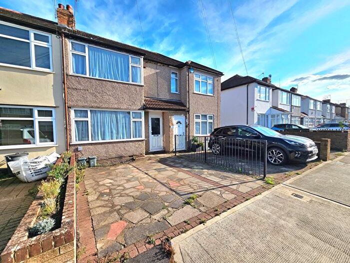 2 Bedroom Terraced House For Sale In Oakleigh Road, Uxbridge, UB10