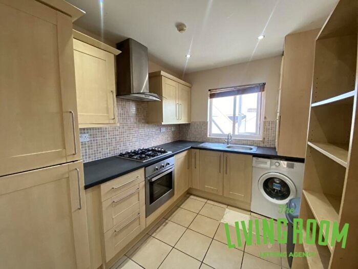 3 Bedroom Flat To Rent In Mundy Place, Cathays, Cardiff, CF24