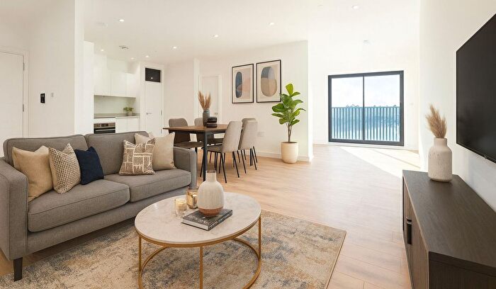 3 Bedroom Flat To Rent In A Maybank Road, London, E18