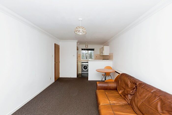1 Bedroom Flat For Sale In Eastern Avenue, Ilford, Essex, IG2