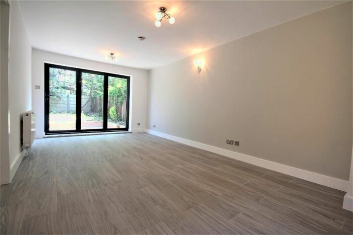 3 Bedroom Flat To Rent In Victoria Road, London, N22