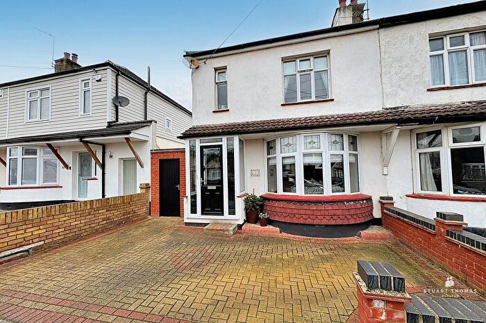 3 Bedroom Semi-Detached House For Sale In The Avenue, Hadleigh, SS7
