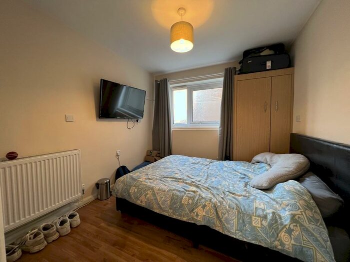 4 Bedroom Flat To Rent In Woolford Close, Winchester, SO22