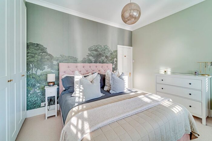 2 Bedroom Flat To Rent In Belmont Avenue, Palmers Green, London, N13