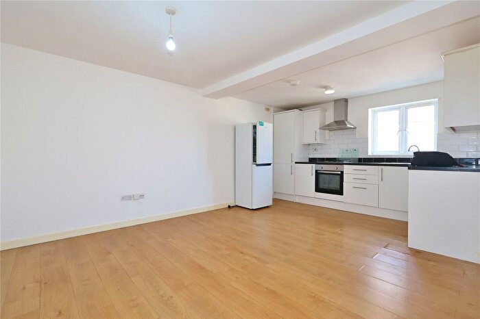2 Bedroom Flat To Rent In Chapel Street, Woking, Surrey, GU21