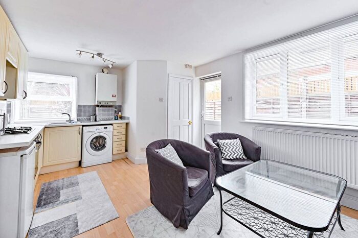 2 Bedroom Flat To Rent In Crimsworth Road, Battersea, London, SW8