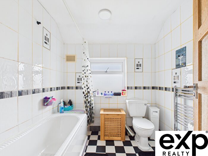 3 Bedroom End Of Terrace House For Sale In Callan Grove, South Ockendon, RM15