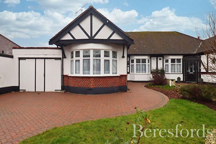 3 Bedroom Bungalow For Sale In Acacia Drive, Upminster, RM14