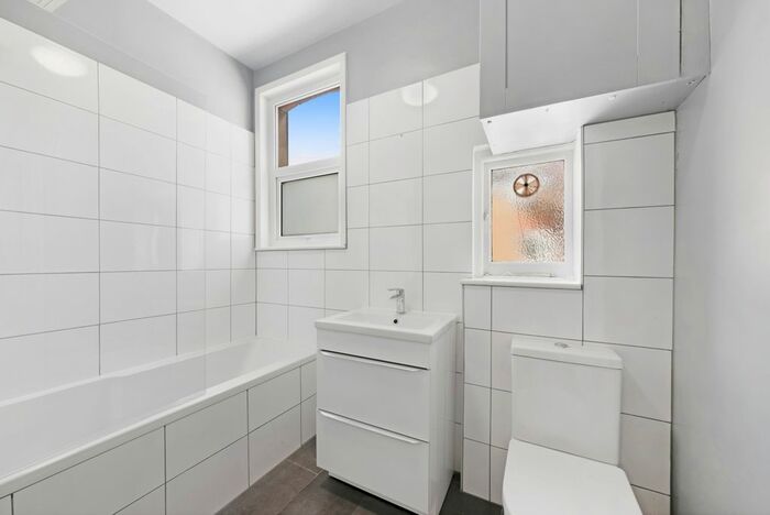 2 Bedroom Flat To Rent In Kingston Road, London, SW19