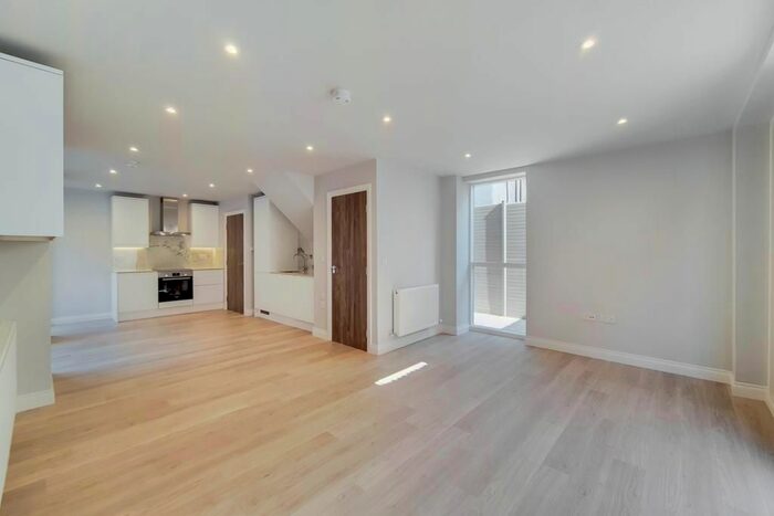 4 Bedroom Town House To Rent In Wells Walk, London E7