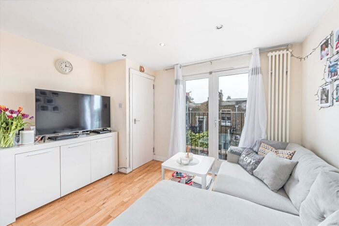 2 Bedroom Flat For Sale In Cobbold Road, Wendell Park, Shepherd's Bush, W12