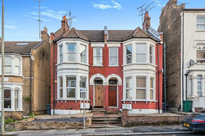 2 Bedroom Flat To Rent In Dollis Road, London, N3