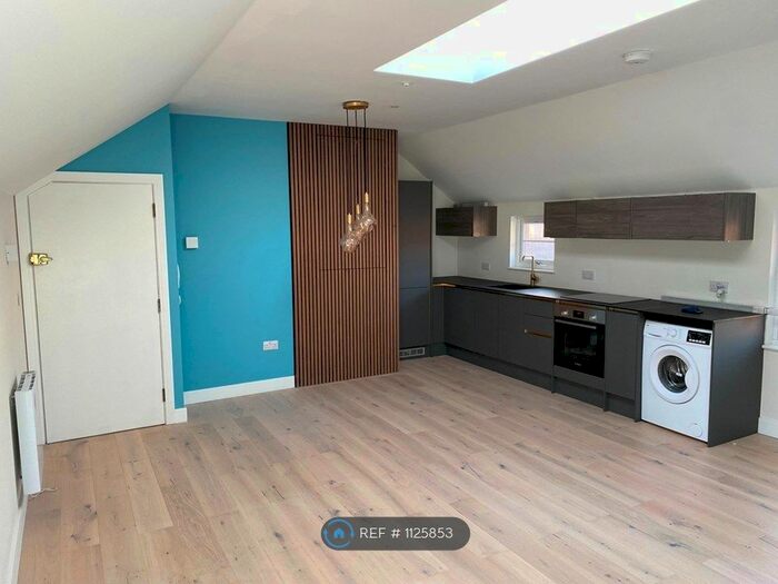 2 Bedroom Flat To Rent In High Street, Chesham, HP5