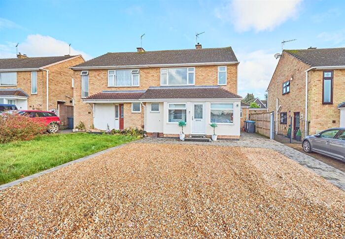 4 Bedroom Semi Detached House For Sale In Saville Close, Hinckley, LE10