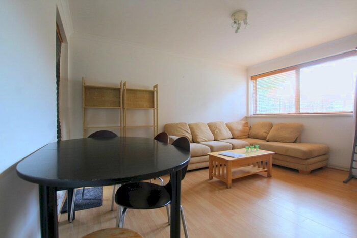 3 Bedroom Flat To Rent In Parkgate Road, London, SW11