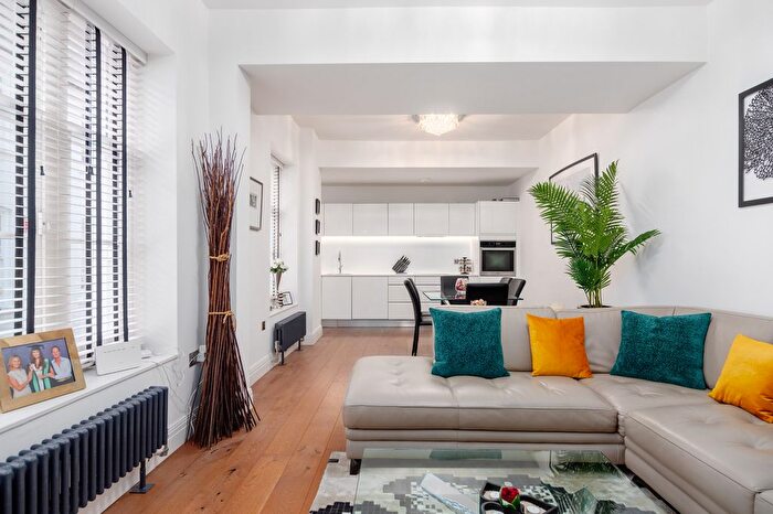 2 Bedroom Flat For Sale In Exchange Court, Covent Garden, WC2R