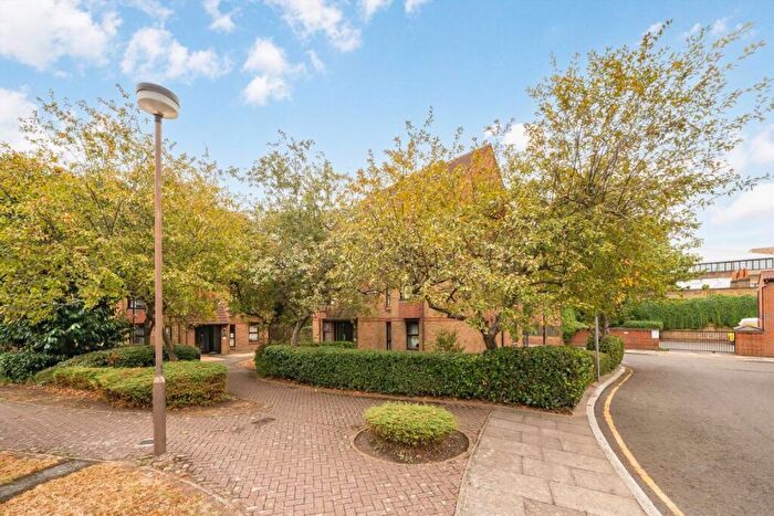 1 Bedroom Flat To Rent In Coopers Close, Stepney Green, E1