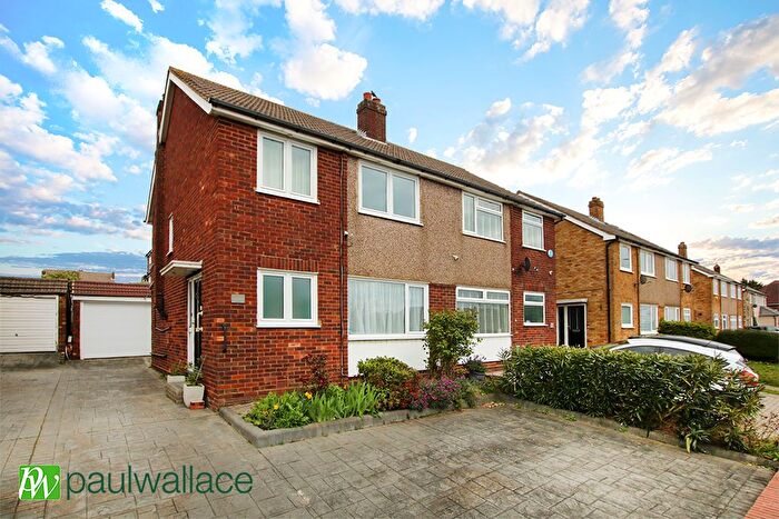 3 Bedroom Semi Detached House For Sale In Hammondstreet Road, West Cheshunt, EN7