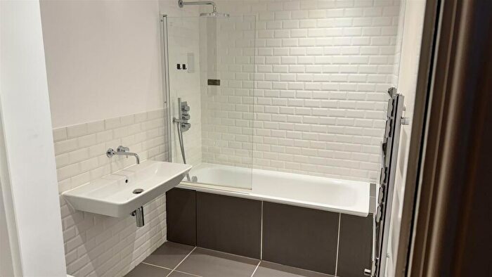 2 Bedroom Flat To Rent In Cavendish House, Marine Parade, Worthing, BN11
