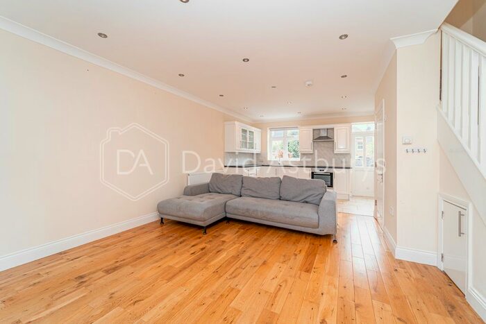 3 Bedroom Flat To Rent In Umfreville Road, Finsbury Park, London, N4