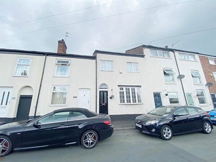 2 Bedroom Cottage To Rent In High Street, Macclesfield, Cheshire, SK11