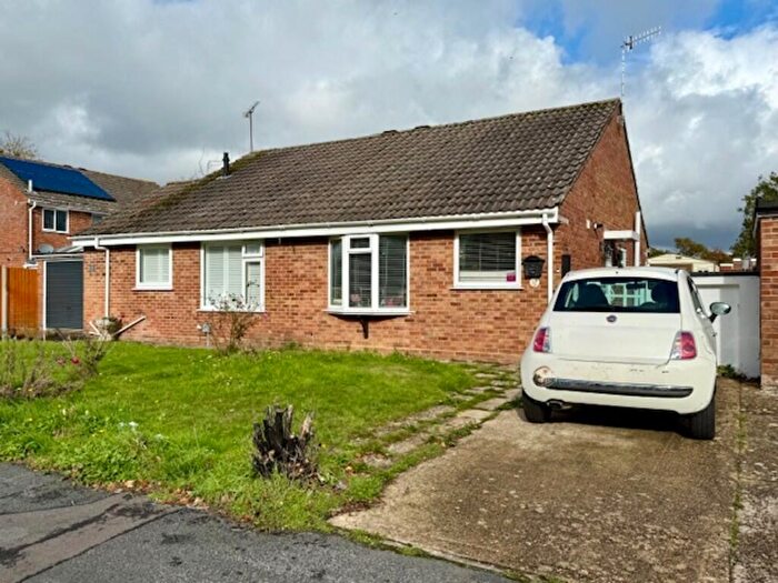 2 Bedroom Semi-Detached Bungalow For Sale In Caledonia Drive, Dibden, Southampton, SO45