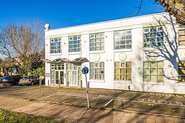 1 Bedroom Flat For Sale In Chertsey Road, St Margarets, TW1