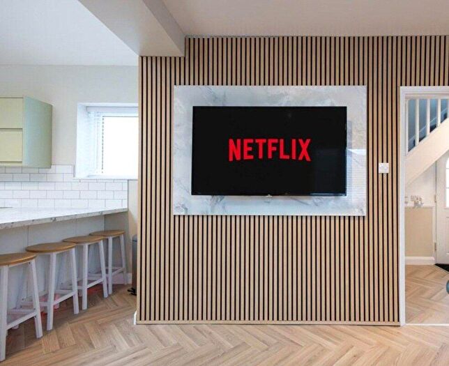 6 Bedroom Property To Rent In Lofting Road, London, N1