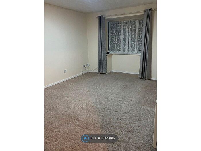 2 Bedroom Flat To Rent In Huntingdon Court, Leicester, LE4