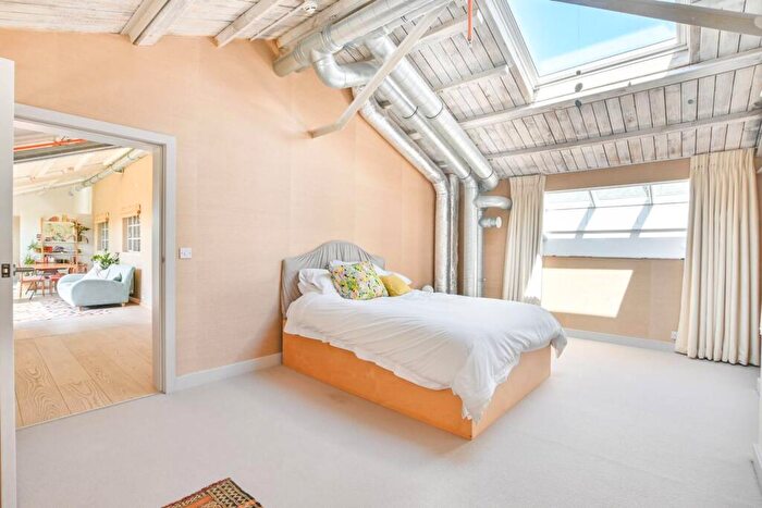 5 Bedroom Penthouse To Rent In Wotton Road, Gladstone Park, NW2